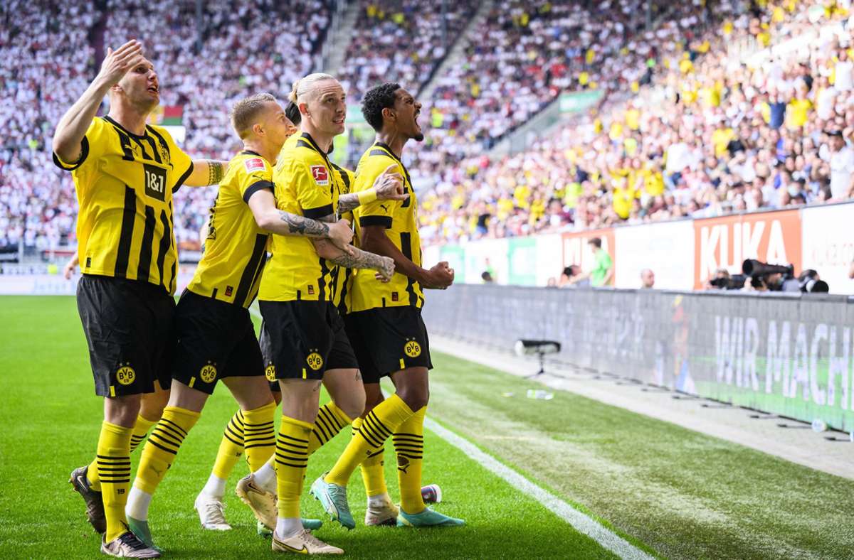 Neuer Tabellenführer: Die Spieler von Dortmund jubeln über den Sieg gegen Augsburg. Foto: dpa/Tom Weller