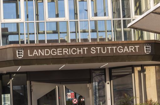 Der Fellbacher muss sich vor dem Landgericht Stuttgart verantworten. Foto: IMAGO/Arnulf Hettrich