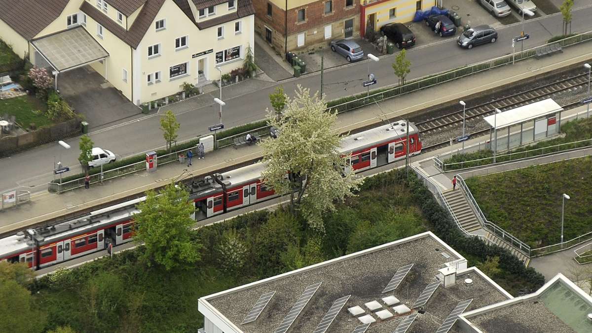S-Bahnhaltestelle in Benningen: Scheibe des Wartehäuschens zerdeppert