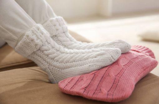 Kalte Füße sind unangenehm. Hier erfahren Sie, was Sie gegen kalte Füße tun können. Die 8 hilfreichsten Tipps im Überblick.