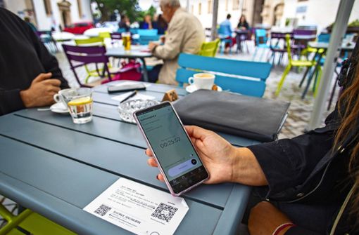Die Luca-App auf dem Smartphone eines Gastes in Göppingen zeigt die bisherige Dauer des Café-Besuchs an. Foto: Staufenpress/Tilman Ehrcke