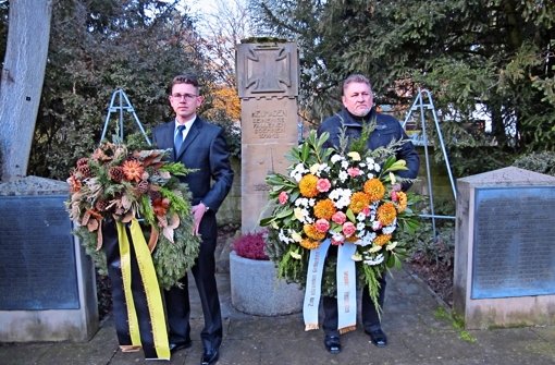 2012 war die Veranstaltung noch komplett am Ehrendenkmal. Auf dem Foto zu sehen ist Hans Peter Klein (links) und Hans-Jörg Theobald vom VdK. Foto: Malte Klein