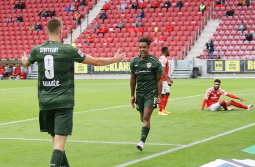 Spiel gedreht: Sasa Kalajdzic (li.) und Daniel Didavi bejubeln das 2:1 des VfB Stuttgart beim 1. FSV Mainz 05. Foto: Baumann