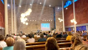 Die Pauluskirche als Diskussionsraum – die Gemeindeversammlung  sorgte für nahezu volle Reihen Foto: stnz/nbf
