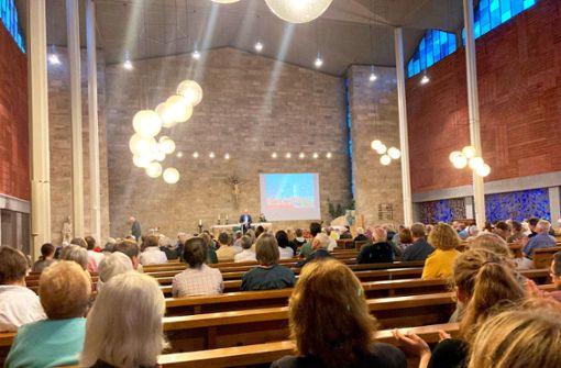 Die Pauluskirche als Diskussionsraum – die Gemeindeversammlung  sorgte für nahezu volle Reihen Foto: stnz/nbf