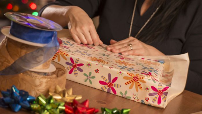 Simpler Verpackungstrick für Geschenke verblüfft das Netz