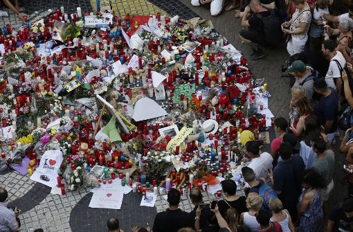 Auf der Prachtstraße Las Ramblas gedenken am Freitag Passanten den Opfern. Foto: AP