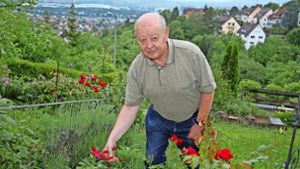 Hans-Peter Seiler, der frühere Bezirksvorsteher von Hedelfingen, findet zusätzlich zu seinen ehrenamtlichen Verpflichtungen noch Zeit, sich um die Pflanzen in seinem Garten in Gaisburg zu kümmern. Foto: Mathias Kuhn