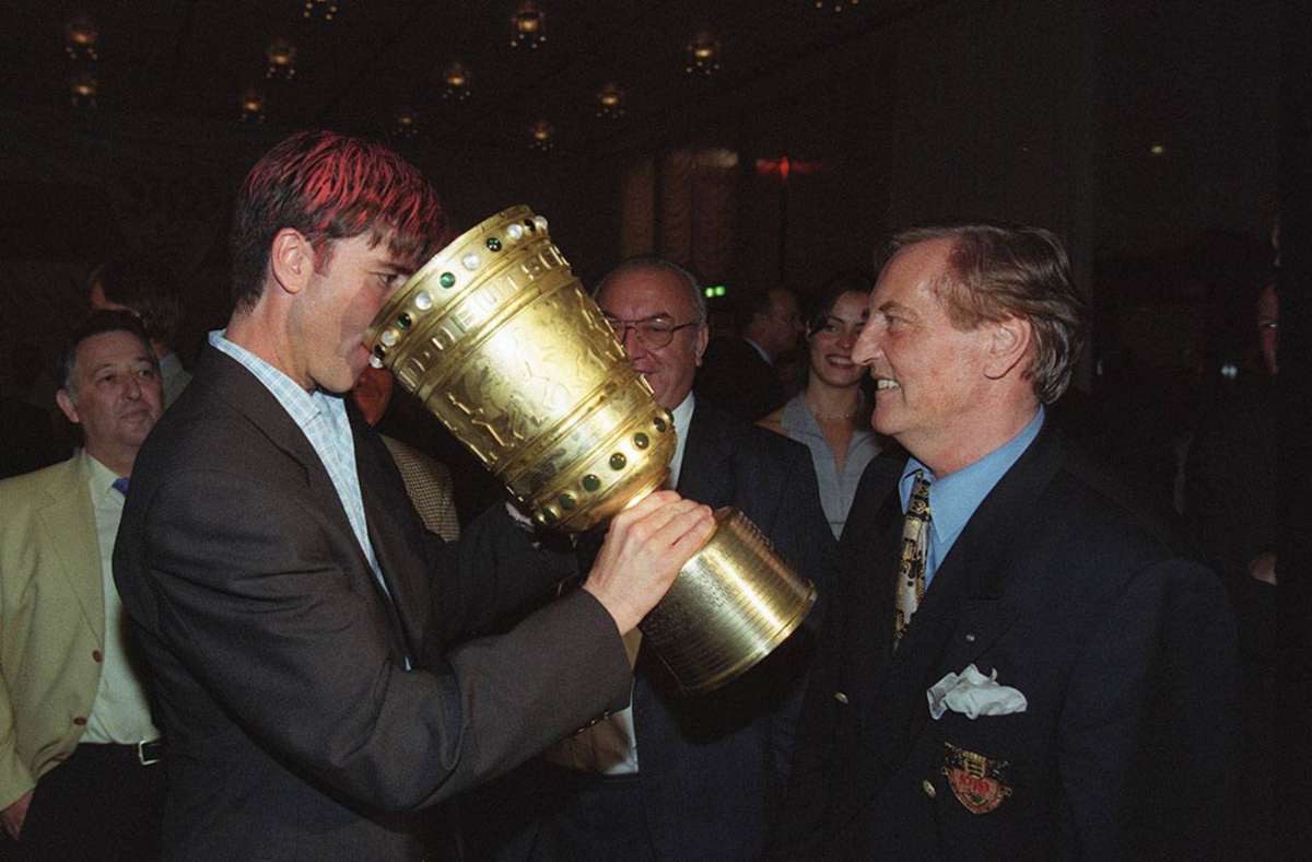 Prost! Trainer Joachim Löw gönnt sich 1997 einen Schluck aus dem Pokal. Präsident Gerhard Mayer-Vorfelder freut’s. In unserer Bildergalerie blicken wir auf die größten Pokalerfolge des VfB zurück.