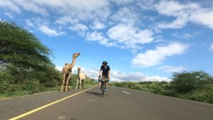 Das Radfahren ist ihm nicht mehr genug: Im Sommer will Jonas Deichmann, hier bei seiner Kap-zu-Kap-Tour 2019, mit einem Triathlon die Welt umrunden. Foto: Deichmann