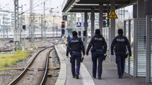 Stuttgarter Hauptbahnhof: Schlägerei an Bahnsteig – Verdächtiger sprüht mit Feuerlöscher