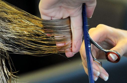 Beim Friseurbesuch kann durchaus mal was schiefgehen – zum Beispiel beim Färben. Foto: dpa