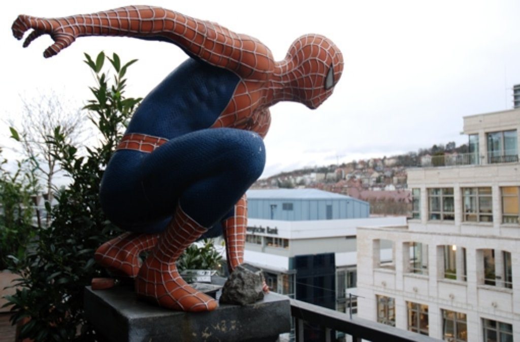 ...steht deshalb auf der Dachterrasse. Spiderman hat, blickt er nach rechts, eine exzellente Sicht auf...