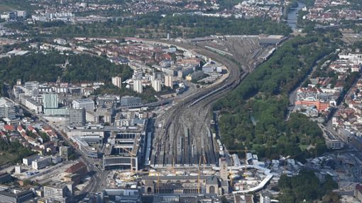An der Stelle der heutigen Gleise soll in Zukunft ein neues Stadtviertel entstehen. Foto: dpa/Werner Kuhnle