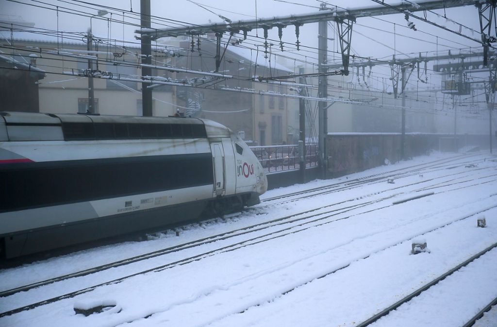 Auch Zugreisende bekamen den Schneefall zu spüren, mehrere Bahnstrecken wurden gesperrt.