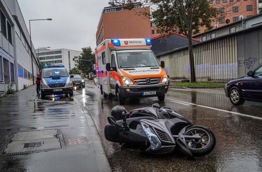 Bei diesem Unfall in Stuttgart-Feuerbach wird ein Rollerfahrer schwer verletzt. Foto: SDMG