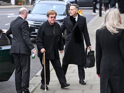Elton John und David Furnish besuchen eine Trauerfeier. Foto: imago/Cover-Images