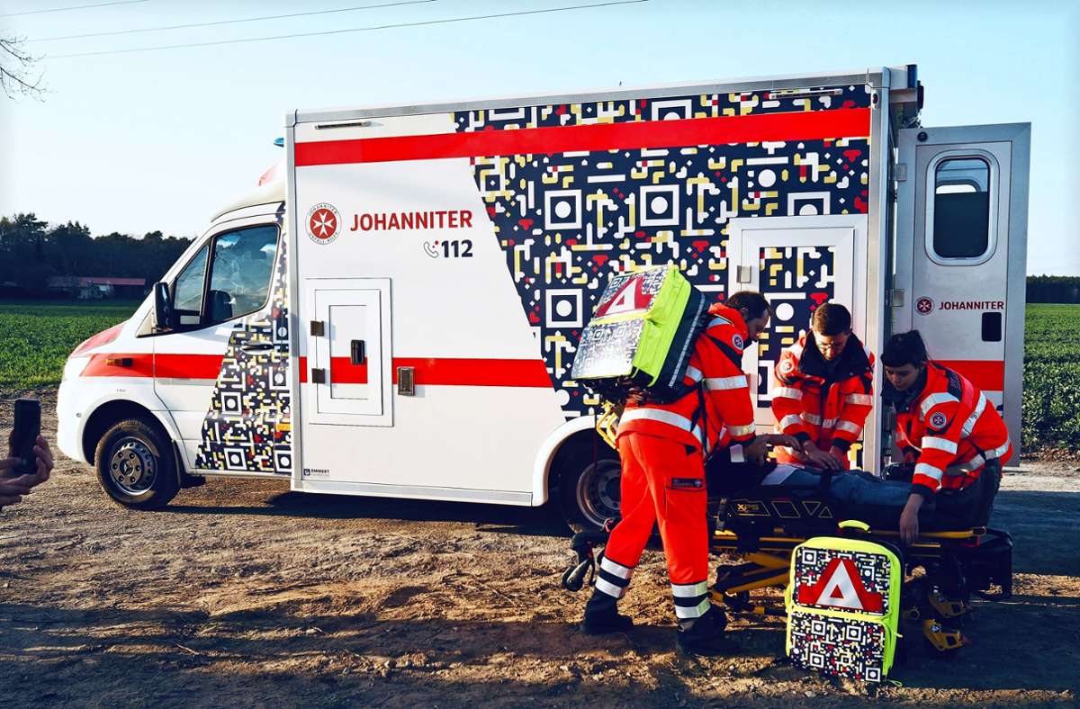 Das ist der Rettungswagen der Johanniter mit dem QR-Code, der künftig im Landkreis Esslingen unterwegs ist. Foto: Johanniter/Sebastian Späthe