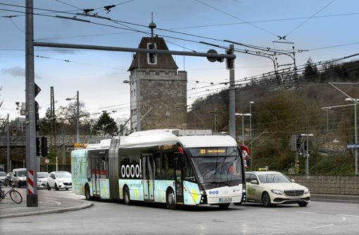 Die Elektrohybridbusse in Esslingen werden während der Fahrt an den Oberleitungen aufgeladen. Foto: Pressefoto Horst Rudel