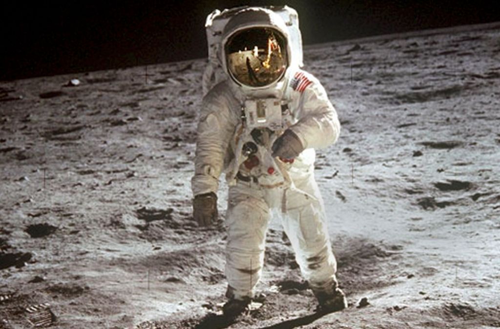 Der Amerikaner Neil Armstrong betrat 1969 als erster Mensch die Mondoberfläche.