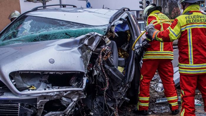 Mann stirbt bei Unfall mit Mercedes-SUV