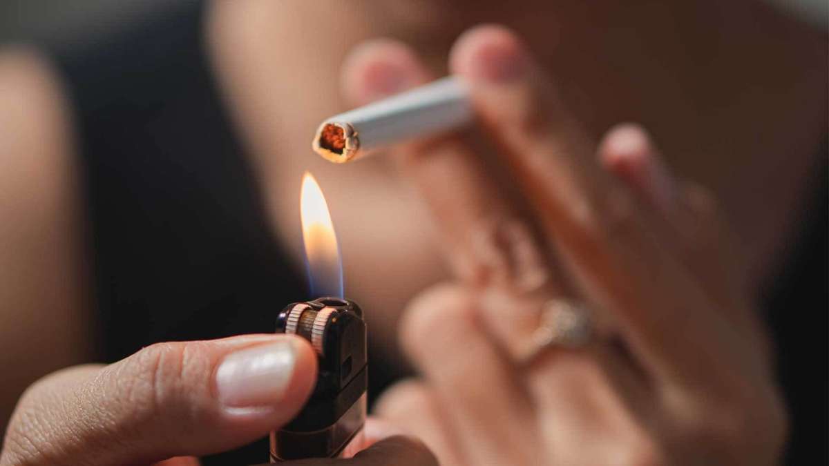 Gelbe Finger vom Nikotin? Diese Hausmittel helfen