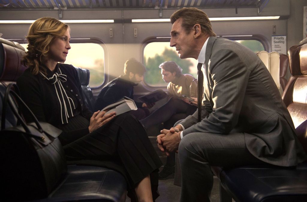 In „The Commuter“ (2018) spielt Neeson (rechts) einen unbescholtenen Bürger, der sich gegen böse Machenschaften zur Wehr setzten muss.