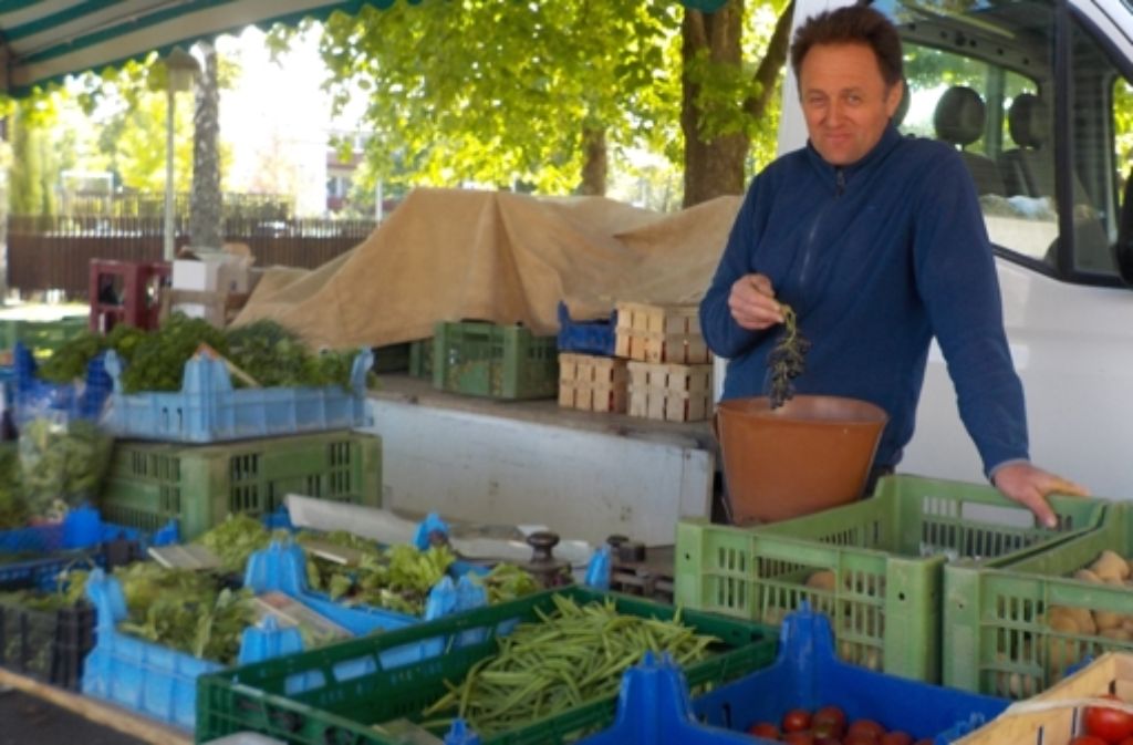 Rudi Keller ist der Neue auf dem Fasanenhofer Wochenmarkt. Der Händler aus Esslingen  verkauft Obst und Gemüse aus eigener Erzeugung.