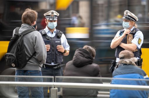 Die Polizei schreitet ein, wenn sich Menschen nicht an die Maskenpflicht halten. Foto: dpa/Sebastian Gollnow