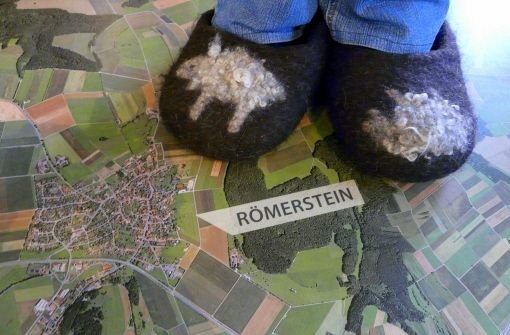 Im Biosphärenzentrum Münsingen kann man auf einer Panoramakarte spazieren gehen – aber nur in Puschen aus Schafwolle von der Schwäbischen Alb. Foto: Cyris