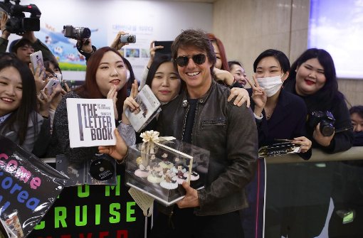 Tom Cruise umgeben von begeisterten Fans in Seoul anlässlich der Premiere seines Films „Jack Reacher: Kein Weg zurück“. Foto: Getty Images AsiaPac