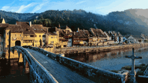 Mit der spätromanischen Stiftskirche, den schmucken Häusern und der alten Steinbrücke gilt Saint-Ursanne am Doubs als Perle des Jura. Foto: Christof Sonderegger/Schweiz Tourismus