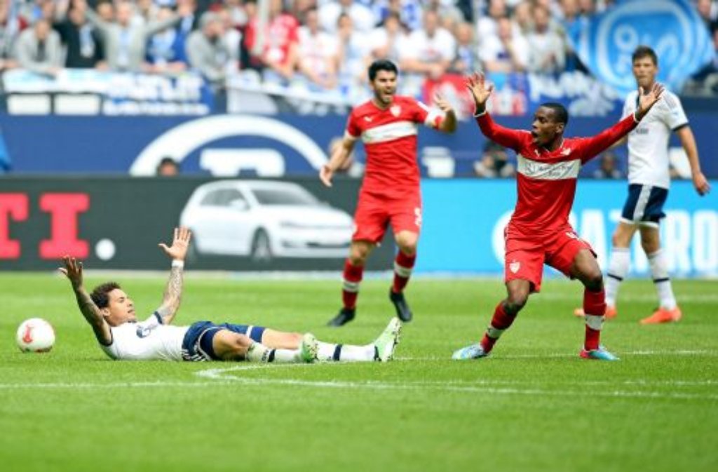Jermaine Jones vom FC Schalke und die Stuttgarter Serdar Tasci und Ibrahima Traore fordern beim Spiel des VfB gegen den FC Schalke 04 am 11. Mai einen Freistoß. Am Ende siegt der VfB mit 2:1.
