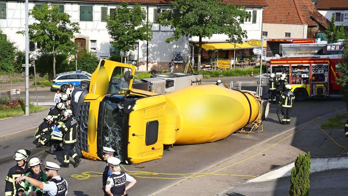 Straßensperrung in  Ludwigsburg: Unfall mit Betonmischer: halbe Million Euro Schaden