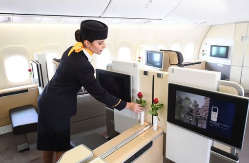 Flugbegleiterinnen der Lufthansa verdienen im Branchenvergleich mit am meisten. Foto: dpa/Arne Dedert