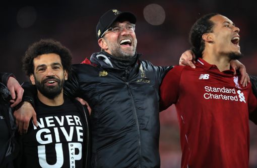 Never give up – gebe niemals auf: Das Motto auf Mohamed Salahs (links) Shirt nahmen sich Jürgen Klopp   und Virgil van Dijk zu Herzen. Foto: dpa