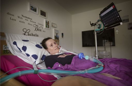 Nicole Lorenz hat ALS. Sie wünsche sich mehr Unterstützung –  „vor allem für meinen Sohn“, übermittelt sie per Talker. Foto: Gottfried / Stoppel