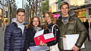 Vier Jugendliche bereiten Obdachlosen eine Freude