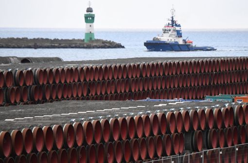 Rohre für den Bau der Erdgaspipeline Nord Stream 2 von Russland nach Deutschland werden im Hafen Mukran auf der Insel Rügen gelagert. Foto: dpa/Stefan Sauer