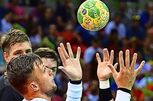 Nur ein griffiges Spielgerät macht den Handball attraktiv – gibt es Alternativen zum Harz? Foto: AFP