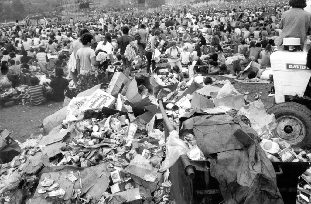 Da werden Archäologen heute noch auf manches stoßen: Blick auf einen von den Besuchern produzierten Müllberg beim Musikfestival Woodstock in Bethel, New York, USA, im August 1969.