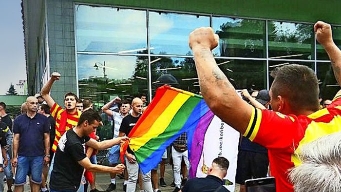Rechte Hooligans attackieren Gay-Parade