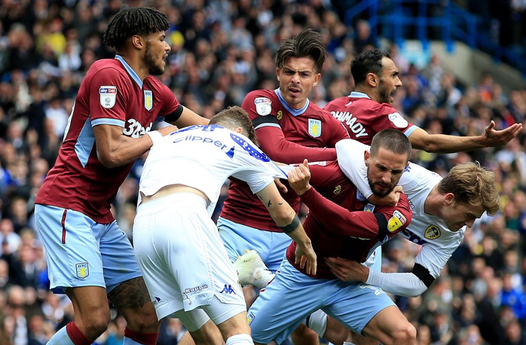 Einem umstrittenen Tor von Leeds United folgten tumultartige Szenen, ehe eine faire Geste der Gastgeber die Situation entspannte. Foto: dpa