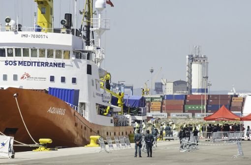 Das vor einer Woche von Italien abgewiesene Flüchtlings-Rettungsschiff „Aquarius“ und zwei weitere Schiffe fuhren am Sonntag in den Hafen der spanischen Stadt Valencia ein. Foto: dpa
