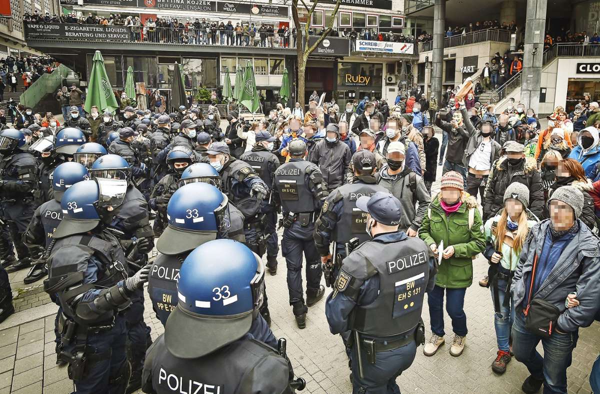 Endstation Hirschstraße: Die Polizei stellt Hunderte  zumeist maskenfreie Querdenker. Foto: Lichtgut/Ferdinando Iannone