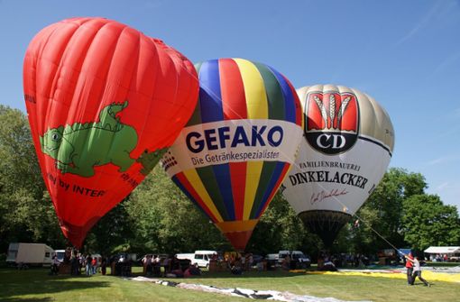 Bunt, groß und ziemlich schnell: 15 Heißluftballons sind zu einem Wettrennen über Stuttgart gestartet. Foto: Andreas Rosar
