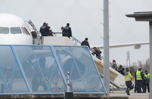 Abgelehnte Asylbewerber steigen bei einer Sammelabschiebung in ein Flugzeug am Baden-Airport in Rheinmünster. Foto: dpa/Symbolbild