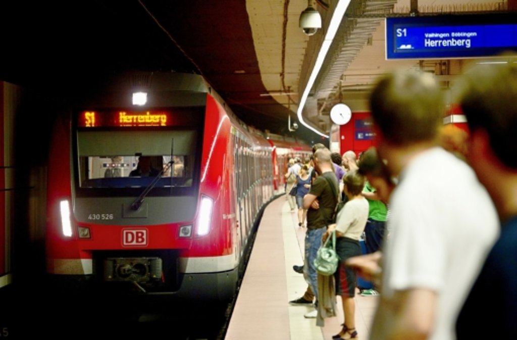 Auf die neuen Züge mussten die Fahrgäste – hier im Hauptbahnhof – bisweilen ganz schön lange warten. Nun bleiben sie fürs Erste zur Instandsetzung in der Werkstatt in Plochingen. Foto: Max Kovalenko