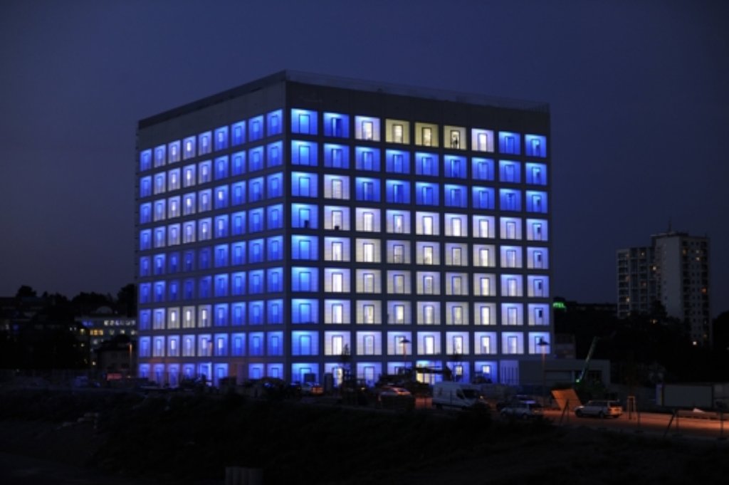 Die von Architekt Eun Young Yi entworfene Stuttgarter Stadtbibliothek ist am Abend blau und weiß erleuchtet Foto: dpa