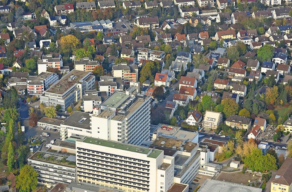 Um das Ludwigsburger Krankenhaus  baulich für die Herausforderungen der Zukunft zu wappnen, soll das Areal neu geordnet werden. Auch die angespannte Verkehrssituation im Umfeld steht jetzt im Fokus der Planer. Foto: Werner Kuhnle